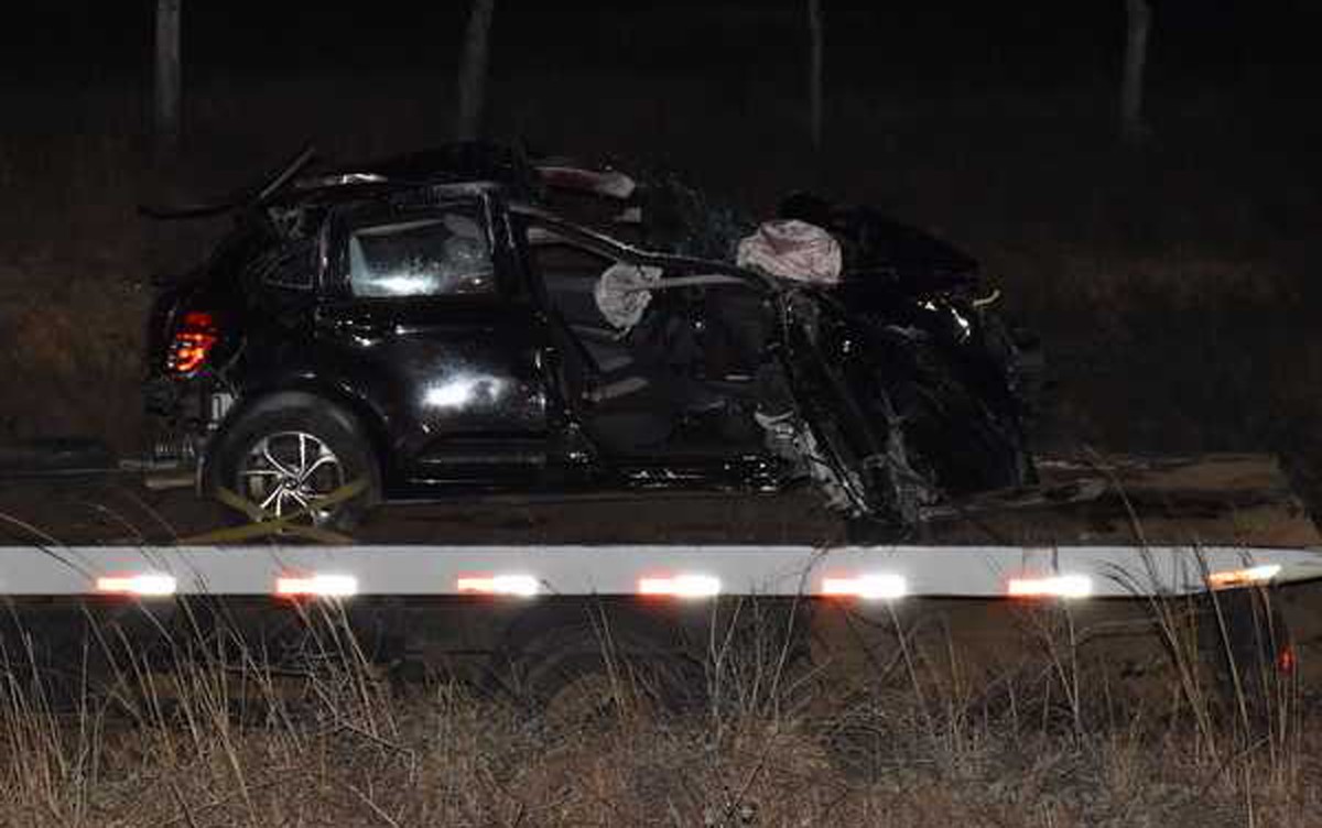 Mulher morre e dois ficam feridos em capotamento de carro na BA-262, sudoeste da Bahia