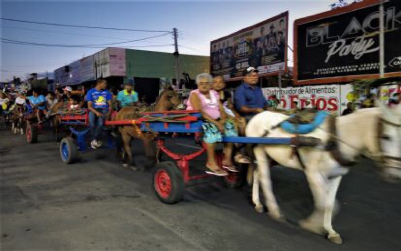 Procissão dos Carroceiros segue tradição de 45 anos, na festa da Mãe das Dores