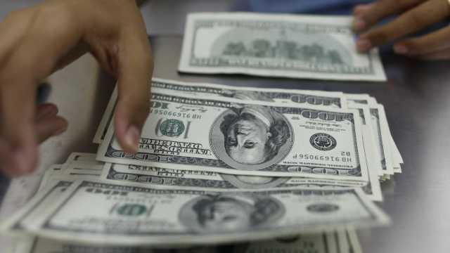 Bolsa atinge nova máxima com ajuda de Vale; dólar sobe com exterior