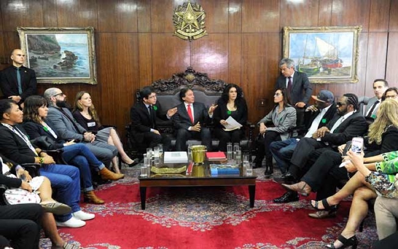 Eunício recebe artistas em defesa da Amazônia