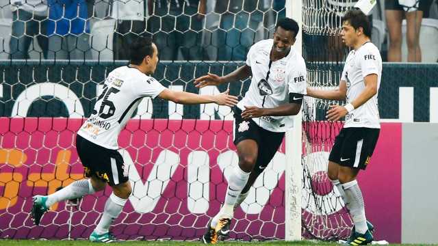 Jô faz gol com o braço e Corinthians vence o Vasco no Itaquerão