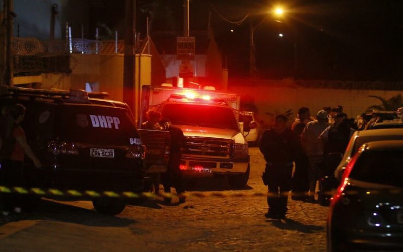 Homem mata esposa grávida, guarda corpo e comete suicídio na frente de criança de sete anos