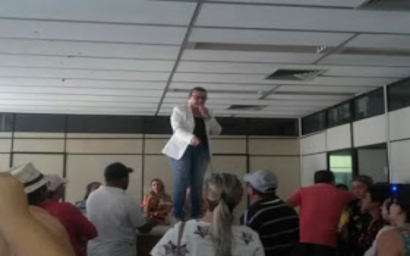 Movimento. Servidores invadem Prefeitura de Ipaumirim