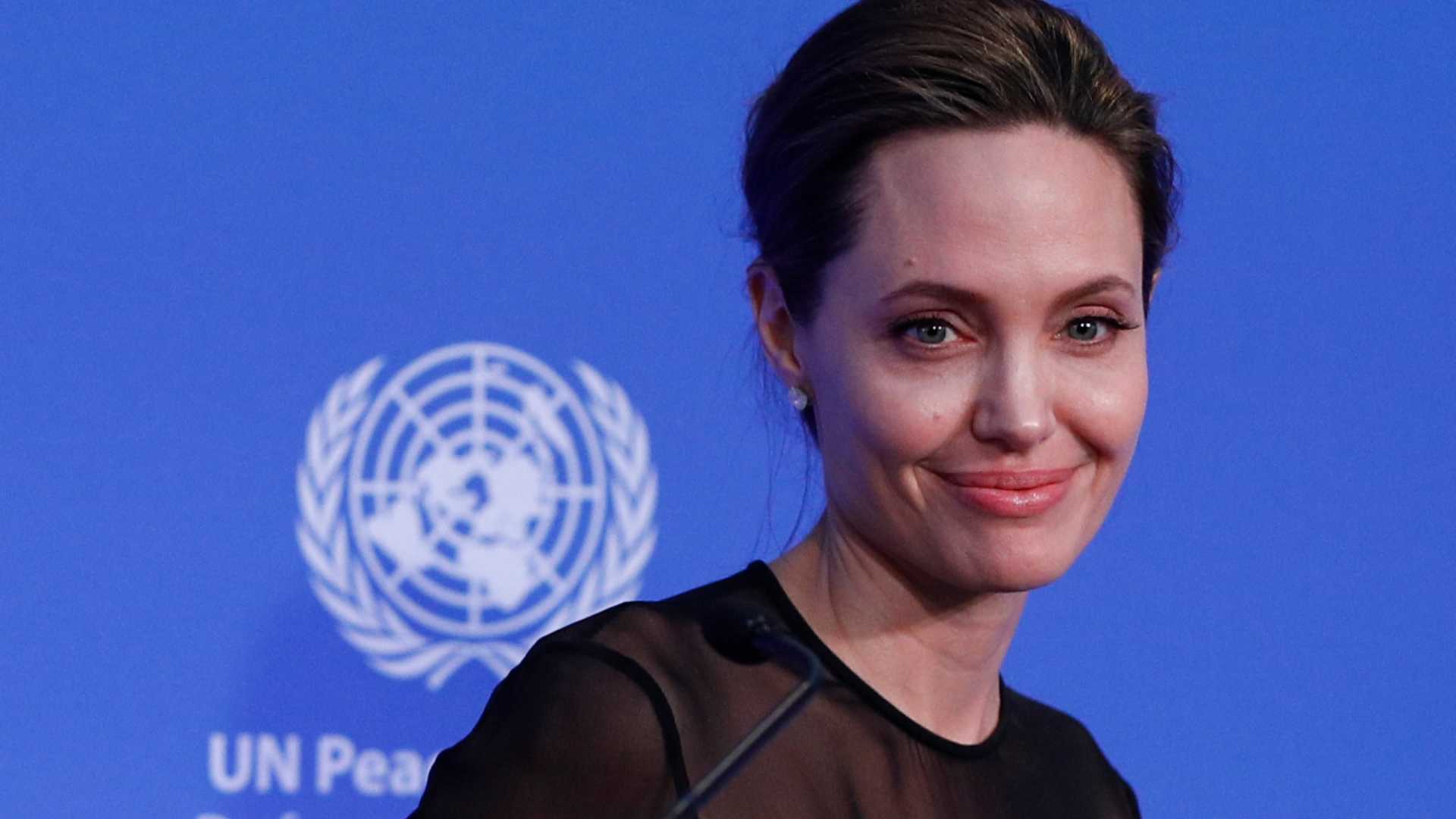 Um ano após divórcio, Angelina Jolie diz: ‘Não curto ser solteira’