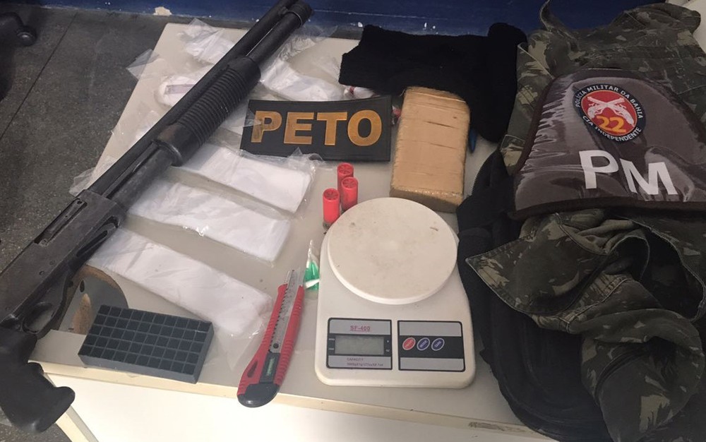 Homem é preso e dois adolescentes são apreendidos com arma e roupa camuflada em Simões Filho