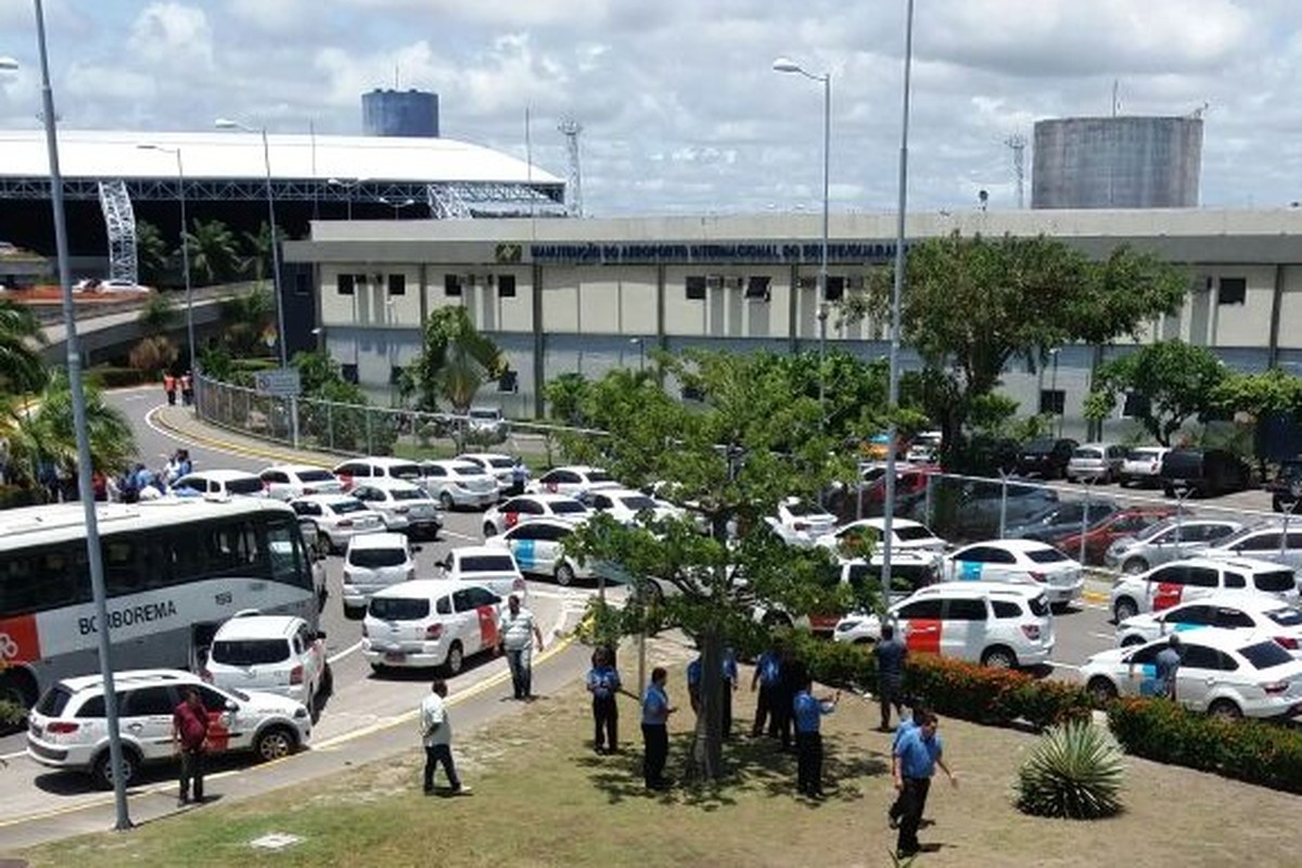 Taxistas fazem protesto contra Uber na área do Aeroporto do Recife, na Zona Sul
