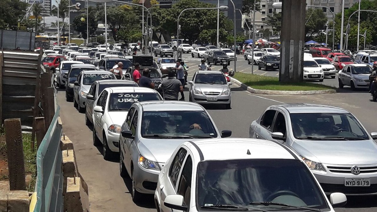 Carreata contra projeto que regulamenta transporte por aplicativo deixa trânsito lento na Av. Paralela, em Salvador