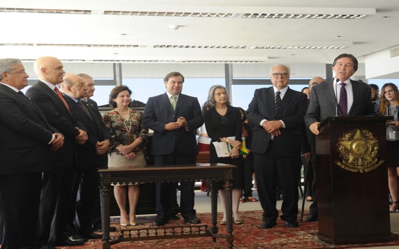 Em comemoração aos 29 anos da Constituição, Senado e Câmara se comprometem a regulamentar artigos pe
