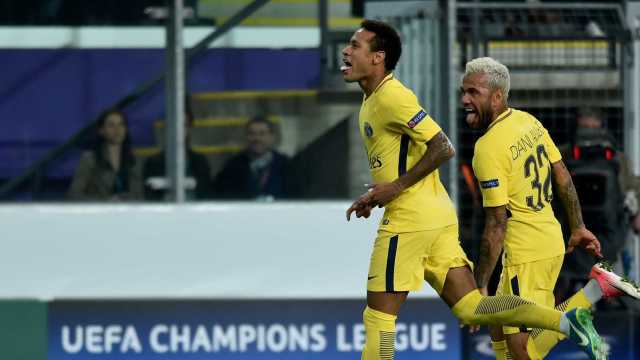 ‘Não sou babá de Neymar’, dispara Daniel Alves após polêmicas