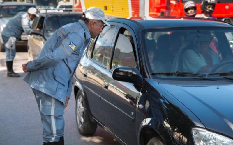 Demutran orienta população para a utilização da faixa de pedestre