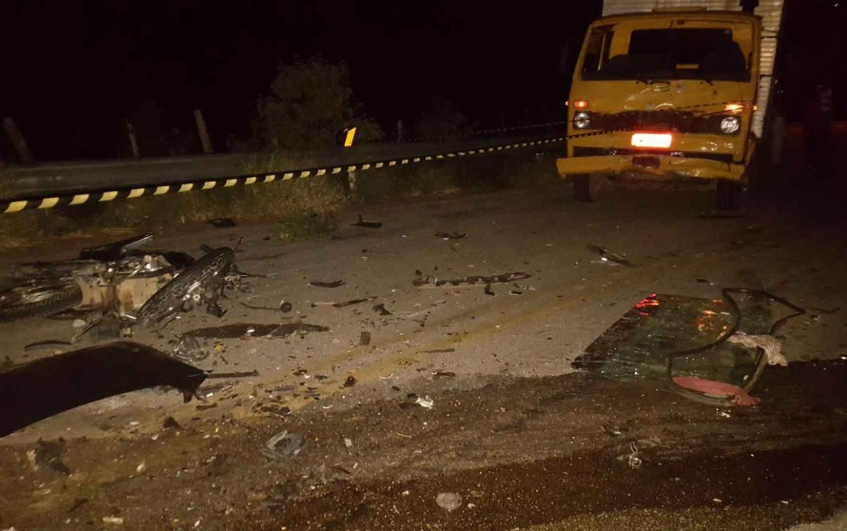 Dois jovens caem em asfalto após moto bater de frente com caminhão e morrem atropelados por carro na Bahia