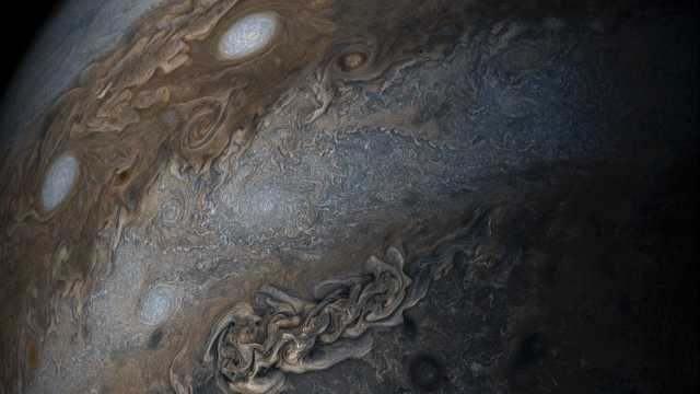 Sonda Juno captura foto de sombra enorme da lua de Júpiter