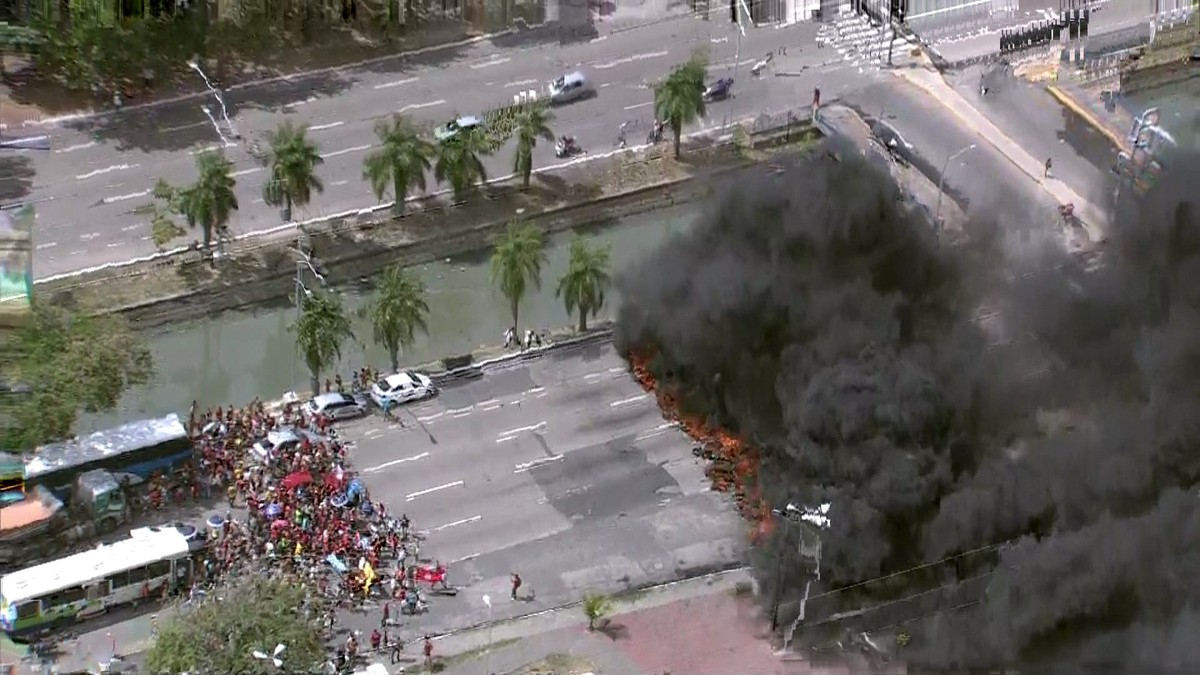 Manifestantes fazem bloqueios simultâneos em ruas do Recife em protestos por moradia