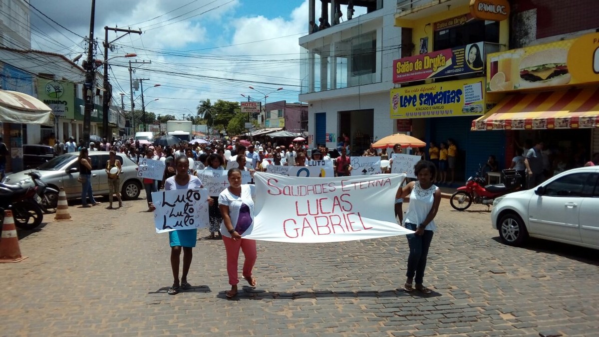 Após denúncia de demora em atendimento, família de bebê morto em hospital faz protesto; criança é enterrada