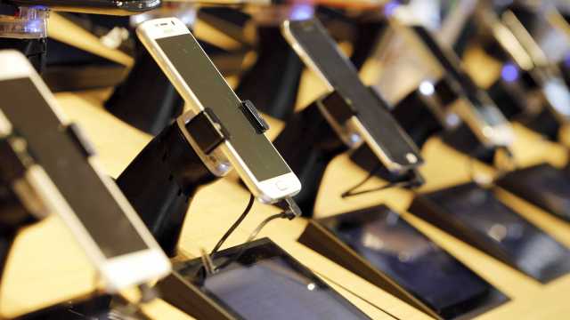 Vendas de linhas de celular caem nos últimos doze meses