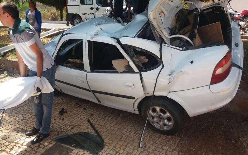 Acidente de trânsito – Carro desce canteiro da CE -397 em Porteiras