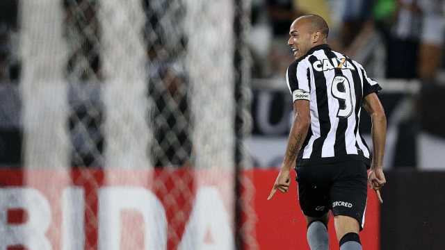 Após retirada de tumor, futuro de Roger no Botafogo é incerto