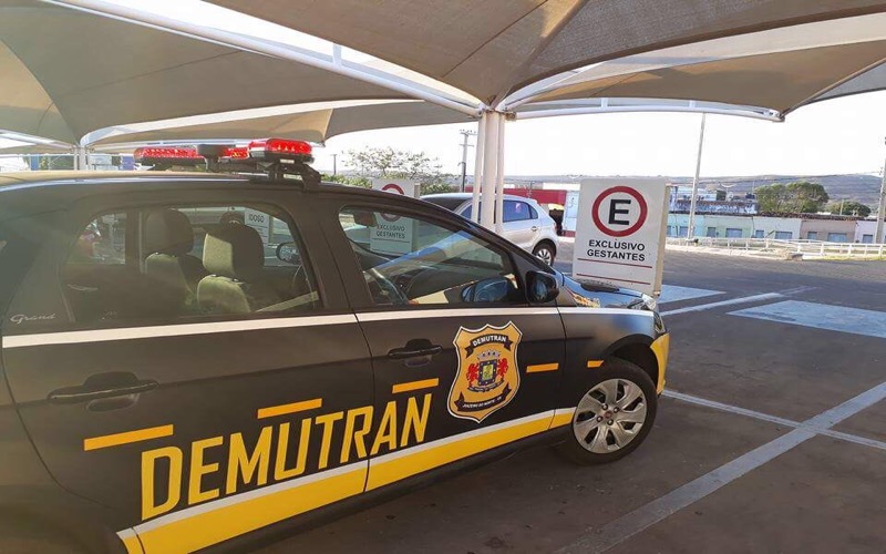 Juazeiro do Norte – Viatura do Demutran estacionada em vaga reservada a gestante gera polêmicas