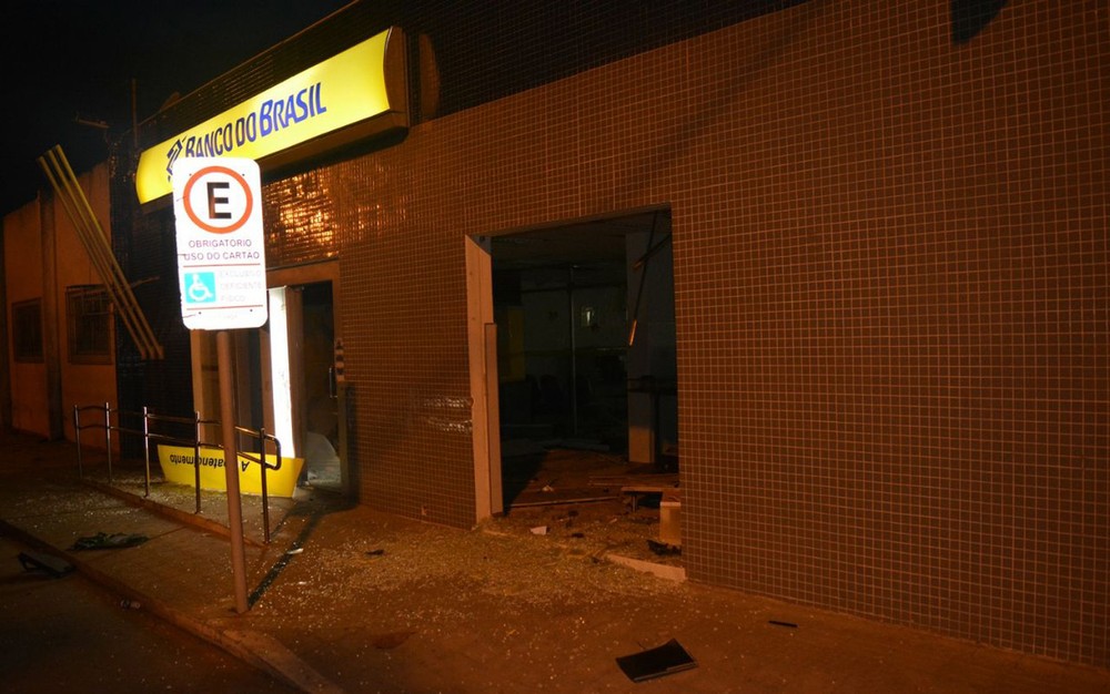 Agência bancária é explodida por criminosos no norte da Bahia; fotos