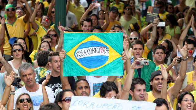 Brasileiros elegem ‘corrupção’ como palavra do ano