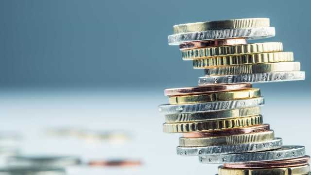 penas 1% da população do planeta possui nada menos do que a metade da riqueza mundial, destacou um novo estudo que mostra o fosso crescente entre os ricos e o resto dos cidadãos.      De acordo com o Relatório de Riqueza Global de 2017, preparado pelo Instituto de Pesquisa do Credit Suisse, que foi lançado na última terça-feira, as pessoas mais ricas do mundo viram sua fortuna subir de 42,5% no auge da crise financeira, que começou em 2008, para 50,1% em 2017.  “A participação de 1% seguiu uma tendência ascendente desde a crise, superando o nível de 2000 em 2013 e atingindo novos picos durante todos os anos desde então”, apontou o relatório.  Comparando os ganhos de riqueza entre países, os Estados Unidos continuam a liderar. Após a crise financeira, o país continuou sua série de vitórias ininterrupta e adicionou US$ 8,5 trilhões para a riqueza mundial.  + Estudo diz que 1% da população possui metade da riqueza mundial  Em contraste, o relatório apontou que a desigualdade continuou a aumentar no mundo. A riqueza caiu novamente este ano na África, na região da Ásia-Pacífico e na América Latina, e as previsões para os próximos cinco anos não são favoráveis.  De acordo com o estudo, a riqueza mundial continuará a crescer a uma taxa semelhante à da última metade da década e deverá atingir US$ 341 trilhões até 2022.  Espera-se que as economias emergentes gerem riqueza a uma taxa mais rápida do que os seus pares desenvolvidos, e provavelmente alcançarão uma participação de 22% na riqueza global no final do período de cinco anos.  A riqueza é um componente chave do sistema econômico, especialmente na aposentadoria, e para reduzir a vulnerabilidade a choques como desemprego, doenças ou desastres naturais. com informações do Sputnik