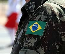trabalhadores resgatados em condição análoga à escravidão, em uma fazenda no município de Ribeirão do Largo, sudoeste da Bahia, recebiam R$ 40 por mais de 10h de trabalho por dia. Eles ficavam abrigados em dois alojamentos, onde não havia água, banheiro, energia elétrica. A ação de resgate de 19 lavradores ocorreu na segunda-feira (27) e as condições dos trabalhadores foram detalhadas em coletiva de imprensa pelo Ministério Público do Trabalho (MPT), na quarta-feira (29). O dono da fazenda não estava no local no momento da ação e se comprometeu a comparecer na sede do MPT para prestar depoimento. O proprietário deve pagar cerca de R$ 40 mil de encargos trabalhistas referentes às rescisões dos funcionários. Alguns dos trabalhadores resgatados são analfabetos e outros não tinham documentos, como por exemplo, a carteira de trabalho. Alguns deles ainda foram picados por aranhas e escorpiões durante a jornada. “Os trabalhadores foram encontrados em dois alojamentos, na condição de precariedade, com paredes deterioradas, com muitos buracos, o chão com tábuas apodrecidas, inclusive possibilitando que animais peçonhentos se alojassem, inclusive com picadas de escorpiões em um dos trabalhadores”, diz a auditora fiscal Lidiane Barros. Na fazenda, também não tinha local para refeição e a alimentação dos trabalhadores não era fornecida. Os homens trabalhavam sem proteção, sem luvas ou máscaras para a aplicação de defensivos agrícolas, que eram armazenados no mesmo local em que os trabalhadores dormiam. As camas onde eles dormiam também eram improvisadas, feitas pelos trabalhadores, que eram responsáveis por levar os próprios colchões e roupas de cama. Segundo informou o MPT, os homens trabalhavam na roçagem de terreno e no manejo de gado da fazenda. Os trabalhadores foram encaminhados para a casa deles, localizada em Itambé, a cerca de 40 km de Ribeirão do Largo. Eles foram cadastrados para receber atendimento social e cestas básicas.