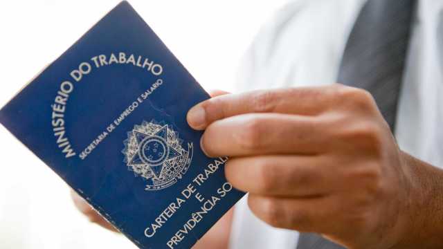 Novo texto da reforma mantém idade mínima para homens e mulheres