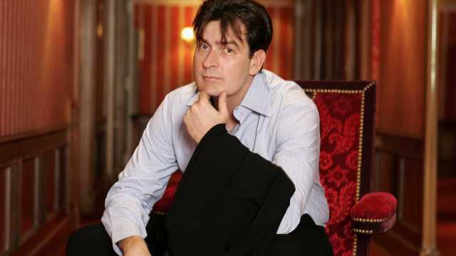 Mãe nega que Charlie Sheen tenha abusado de seu filho aos 13 anos