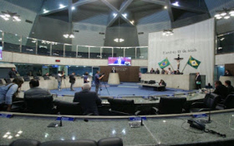 Articulações na AL. Deputados começam discutir trocas de partidos