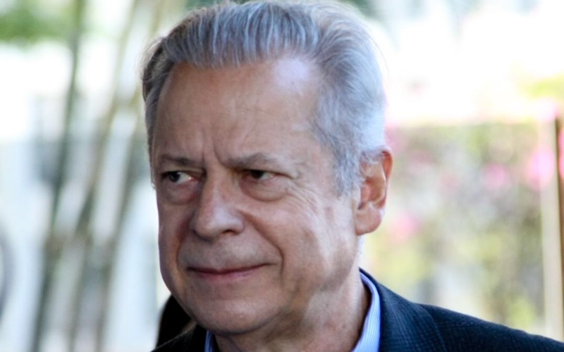 Zé Dirceu flagrado livre, leve e solto em um sambão com a amada