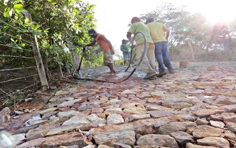 Prefeitura do Crato recupera estrada do Sítio Coqueiro