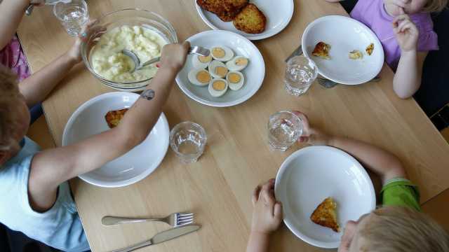 Escola onde criança desmaiou de fome agora oferece almoço aos alunos