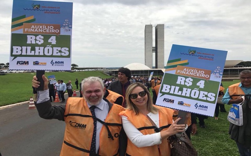 Nova Olinda/CE- Prefeito Afonso Sampaio participa de mobilização contra a crise nas gestões de todo o País
