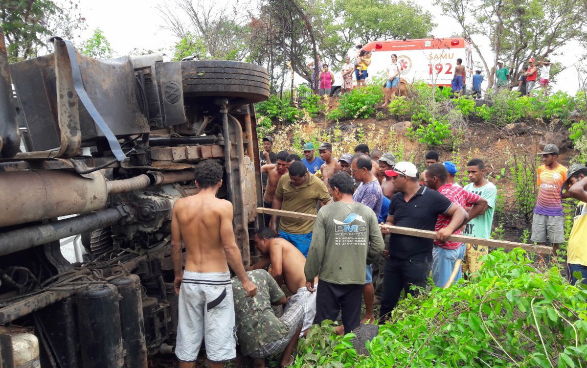 Motorista perde controle de caminhão e tomba veículo na BR-242, em Vitória da Conquista
