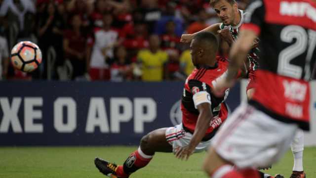 Em jogo eletrizante, Fla arranca empate e elimina Flu da Sul-Americana