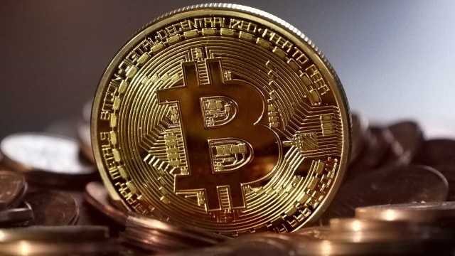 Bitcoin tem novo recorde e acumula valorização de 1000% em 12 meses