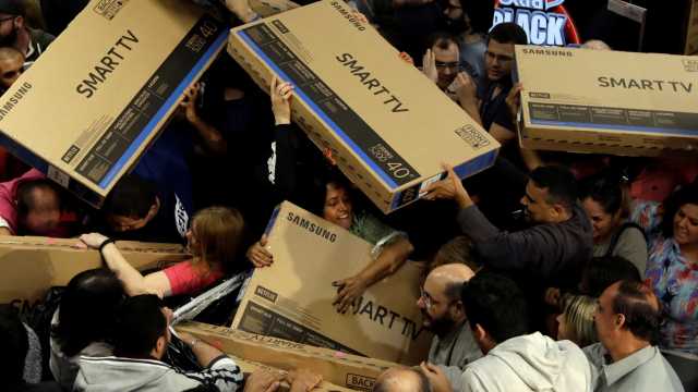 Consumidores aproveitam Black Friday em lojas abertas de madrugada