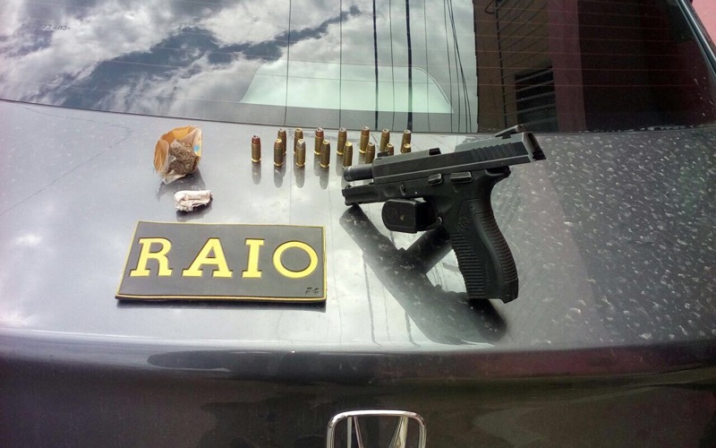 Crato/CE- Policia apreende arma de fogo e drogas em veículo no Bairro Seminário