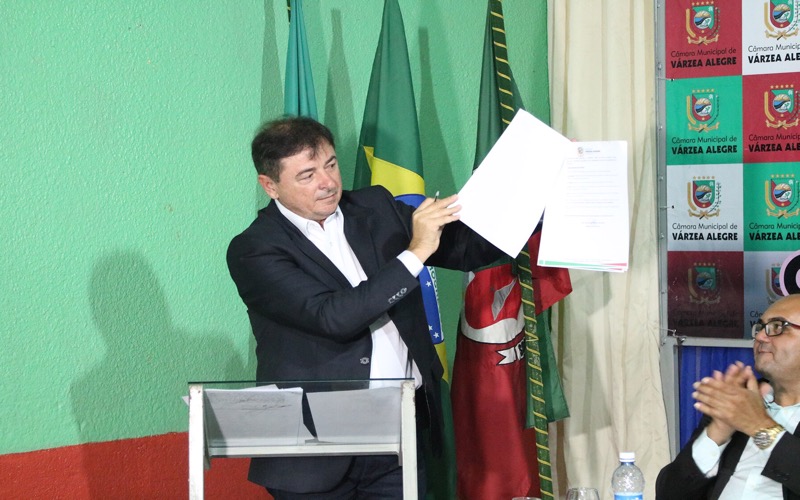 Várzea Alegre – Prefeito assina no Canindezinho desapropriação de terreno para retomar construção de praça