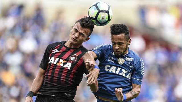 Cruzeiro frustra planos do Atlético-PR e vence com golaço de Arrascaeta