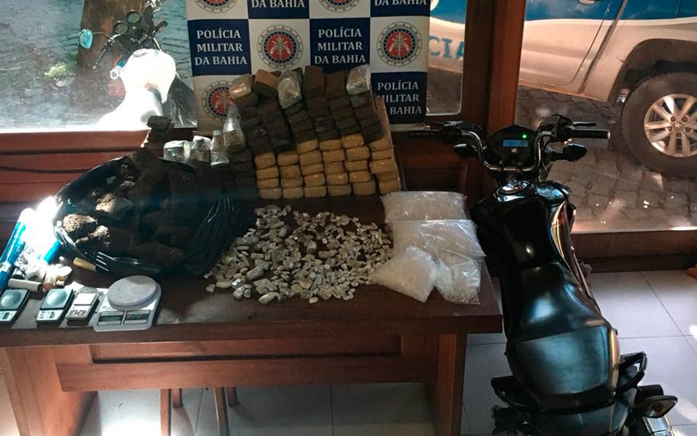 Armas, munições e drogas são apreendidas em casa usada como depósito no sul da Bahia; suspeito é preso