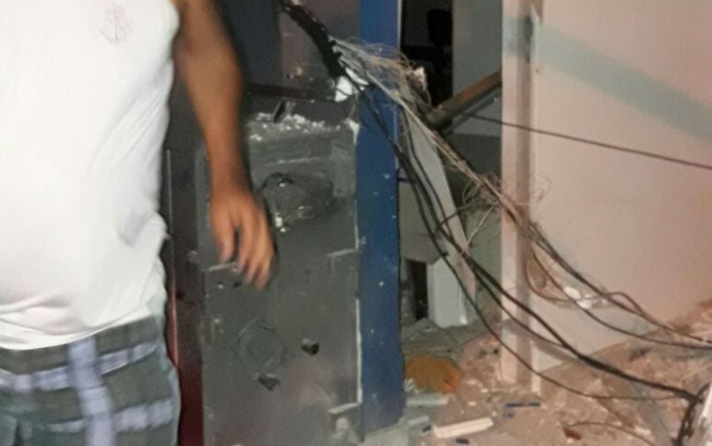 Bandidos armados explodem terminal de caixa eletrônico em agência bancária no sudoeste da Bahia
