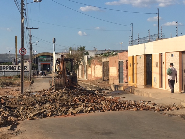 Prefeitura de Juazeiro do Norte realiza melhorias na Rua Edgar Coelho, ao lado do Atacadão