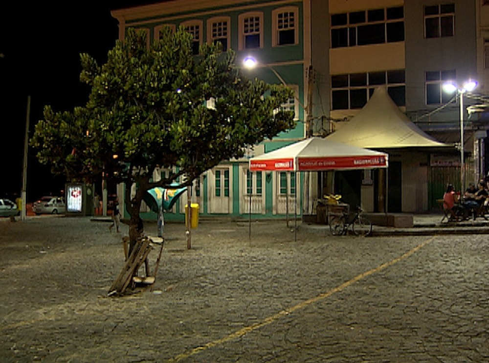Homem é baleado e pula de 2º andar de hotel no Rio Vermelho; autor do disparo se esconde atrás de freezer e é preso
