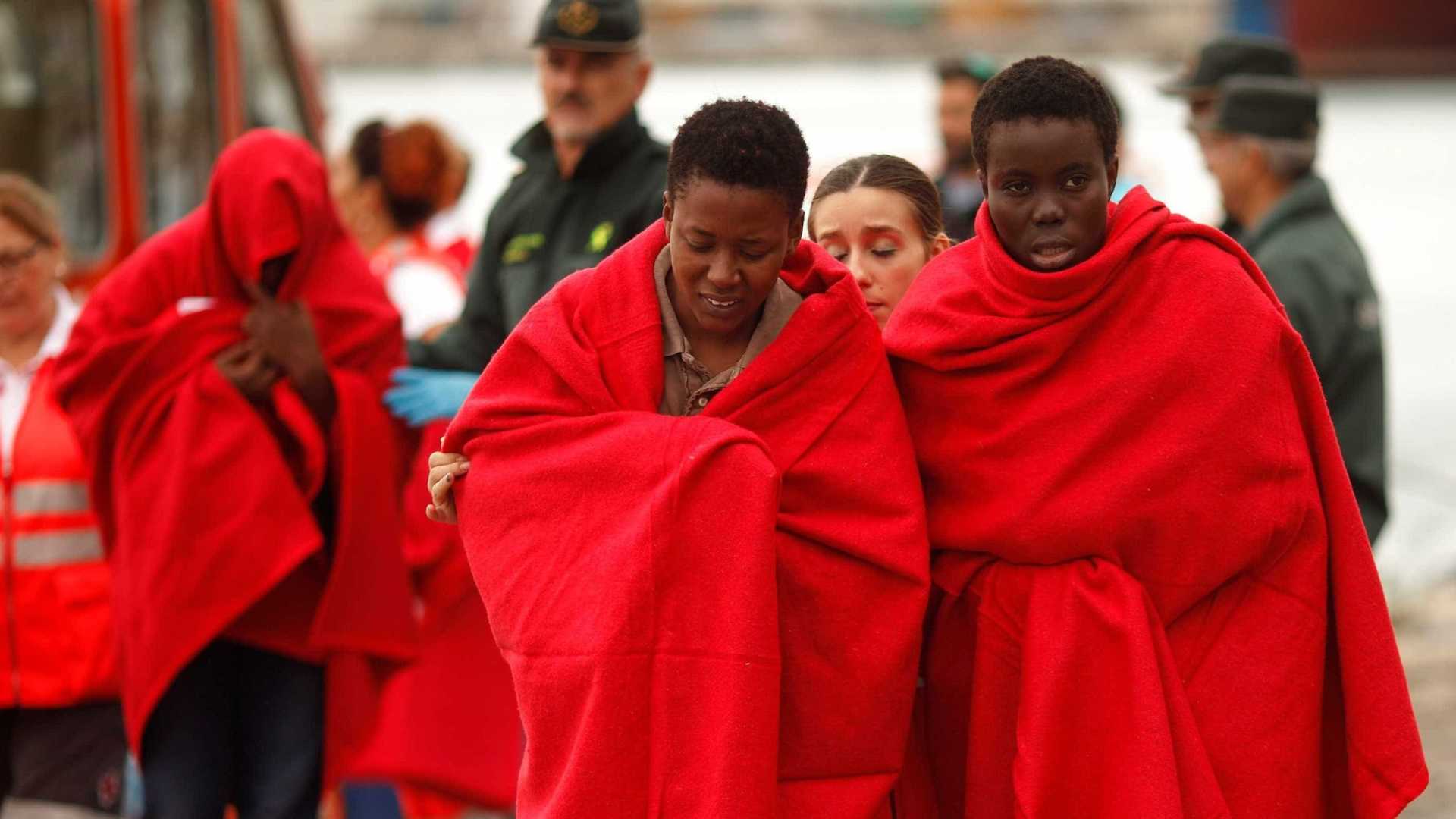 Grupo de botes com quase 600 pessoas é resgatado no Mediterrâneo