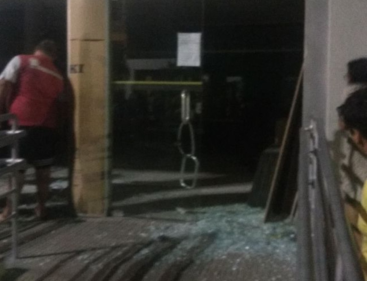 Bandidos explodem banco, dão tiros e colocam grampos em estradas na Mata Sul de Pernambuco
