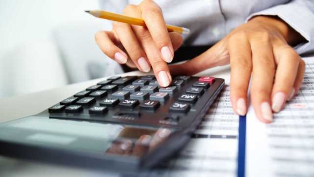 Três em cada 10 brasileiros não sabem como vão pagar as contas em 2018