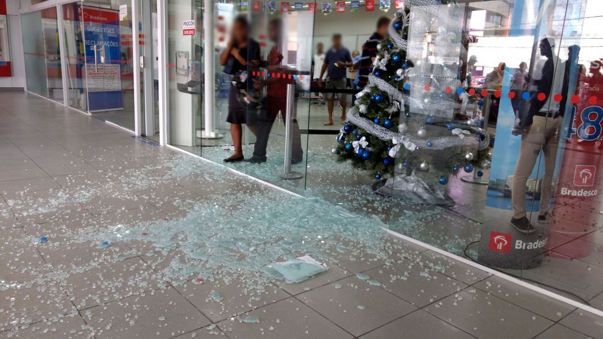 Tentativa de assalto termina em tiroteio em agência bancária no Grande Recife