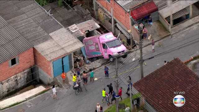 Caminhão cai de marcha à ré sobre casa e fere duas pessoas em SP