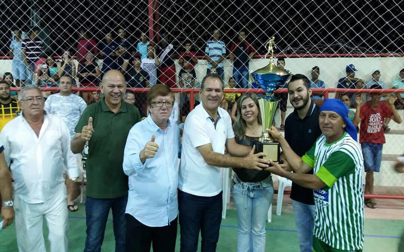 Governo de Mauriti entrega quadra esportiva em Distrito